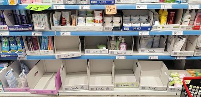 Koronawirus sieje panikę. Puste półki w sklepach aptekach. Ludzie wykupują żele antybakteryjne i mydła [ZDJĘCIA]