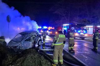Na DK 63 auto stanęło w płomieniach po zderzeniu z innym samochodem