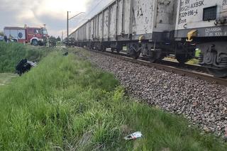 Wjechał wprost pod nadjeżdżający pociąg towarowy! Z auta została kupa złomu