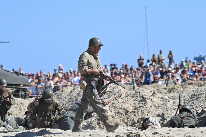 Turyści usłyszeli strzały, a czołgi wjechały na plaże. Zobaczcie zdjęcia z finałowej inscenizacji „Lądowanie na plaży”!