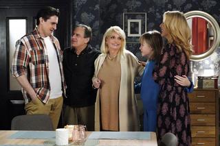 Barwy szczęścia, odc. 2859: Malwina (Joanna Gleń), Emilka (Jessica Frankiewicz), Małgorzata (Adrianna Biedrzyńska), Jerzy (Bronisław Wrocławski), Herman (Maciej Raniszewski)