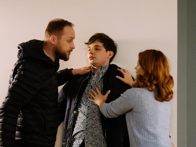 Na Wspólnej odc. 3274. Tomek (Krzysztof Chodorowski), Paweł Wójcik (Grzegorz Kwiecień), Anastazja (Karolina Bacia)