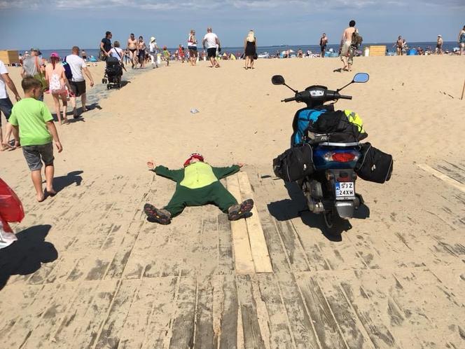 Malwina w stroju smoka wypoczywa na plaży w Gdańsku
