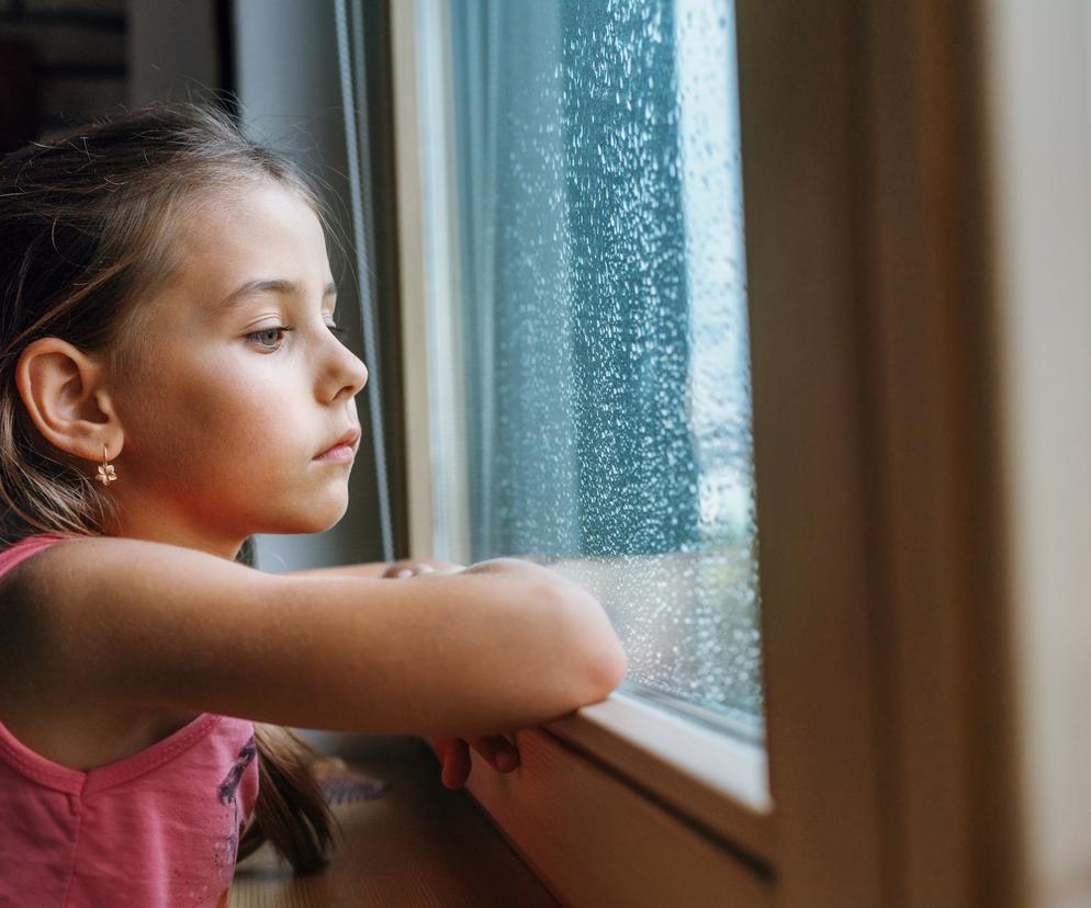 Zwykły spadek nastroju, bunt nastolatka czy już depresja? Przewodnik dla rodzica 