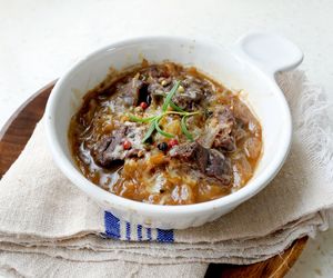 Wołowina w sosie cebulowym - prosty i smaczny przepis na duszoną pręgę