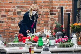 Monika Olejnik odwiedza grób rodziców