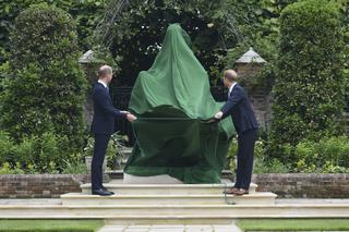 Książę Harry i książę William na odsłonięciu pomnika księżnej Diany [GALERIA]