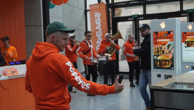 Tłumy na otwarciu Popeyes w Olsztynie. Rekordzista czekał w kolejce ponad 20 godzin