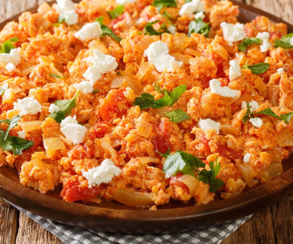 Jajecznica po grecku, czyli strapatsada. Więcej niż jajecznica z pomidorami, prościej niż szakszuka