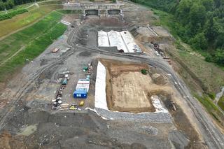 Maszyna TBM została już zmontowana przed wlotem do pzryszłego tunelu na S19