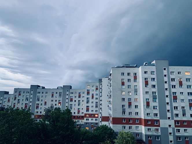 Orkan przechodzi przez województwo śląskie. Gwałtowne burze i ulewny deszcz