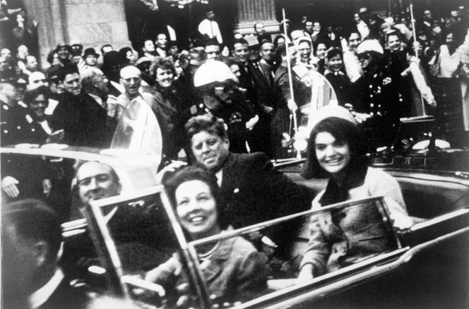 Prezydent John F. Kennedy, pierwsza dama oraz gubernator Teksasu z żoną tuż przed zamachem.