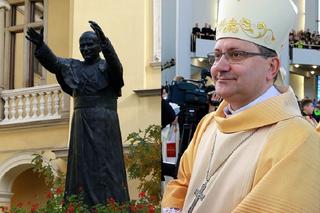Biskup z Krakowa skomentował rocznicę śmierci papieża. Napisał o delegacjach kłaniających się pomnikom
