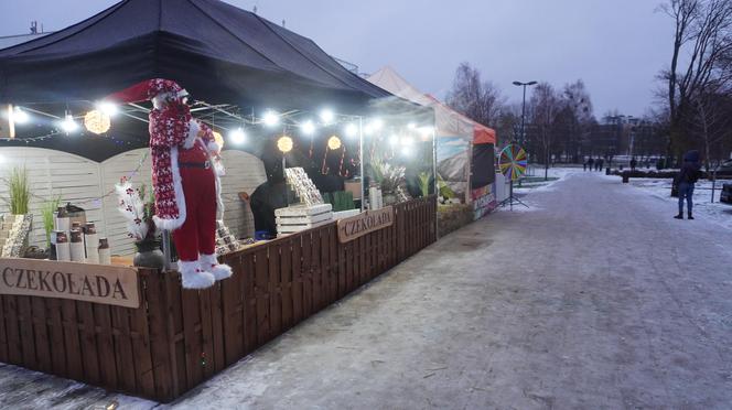 Ruszył jarmark bożonarodzeniowy nad jeziorem Ukiel w Olsztynie. Zobacz, jak wygląda! [ZDJĘCIA]