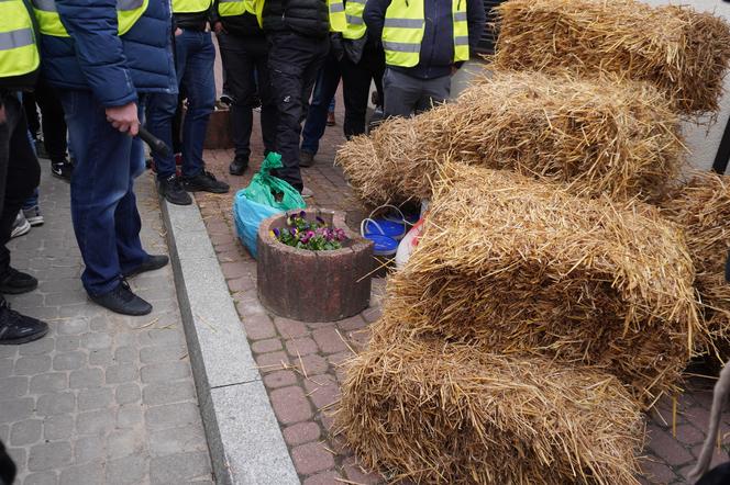 Protest rolników w Białymstoku. Siano i obornik przed biurem marszałka Hołowni