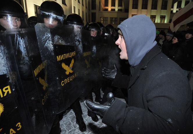 Wybory na Białorusi: Starcia z milicją w Mińsku. Setki ludzi trafiło do aresztu