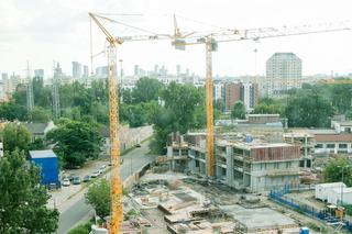 Warszawa: Robotnicy SPADLI z budowanego bloku. Musieli dmuchnąć w alkomat [GALERIA] 