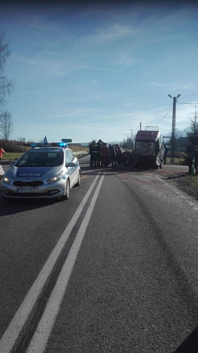 Jurgów. Słowacki kierowca wjechał w ciągnik. Jedna osoba została zabrana do szpitala [ZDJĘCIA]