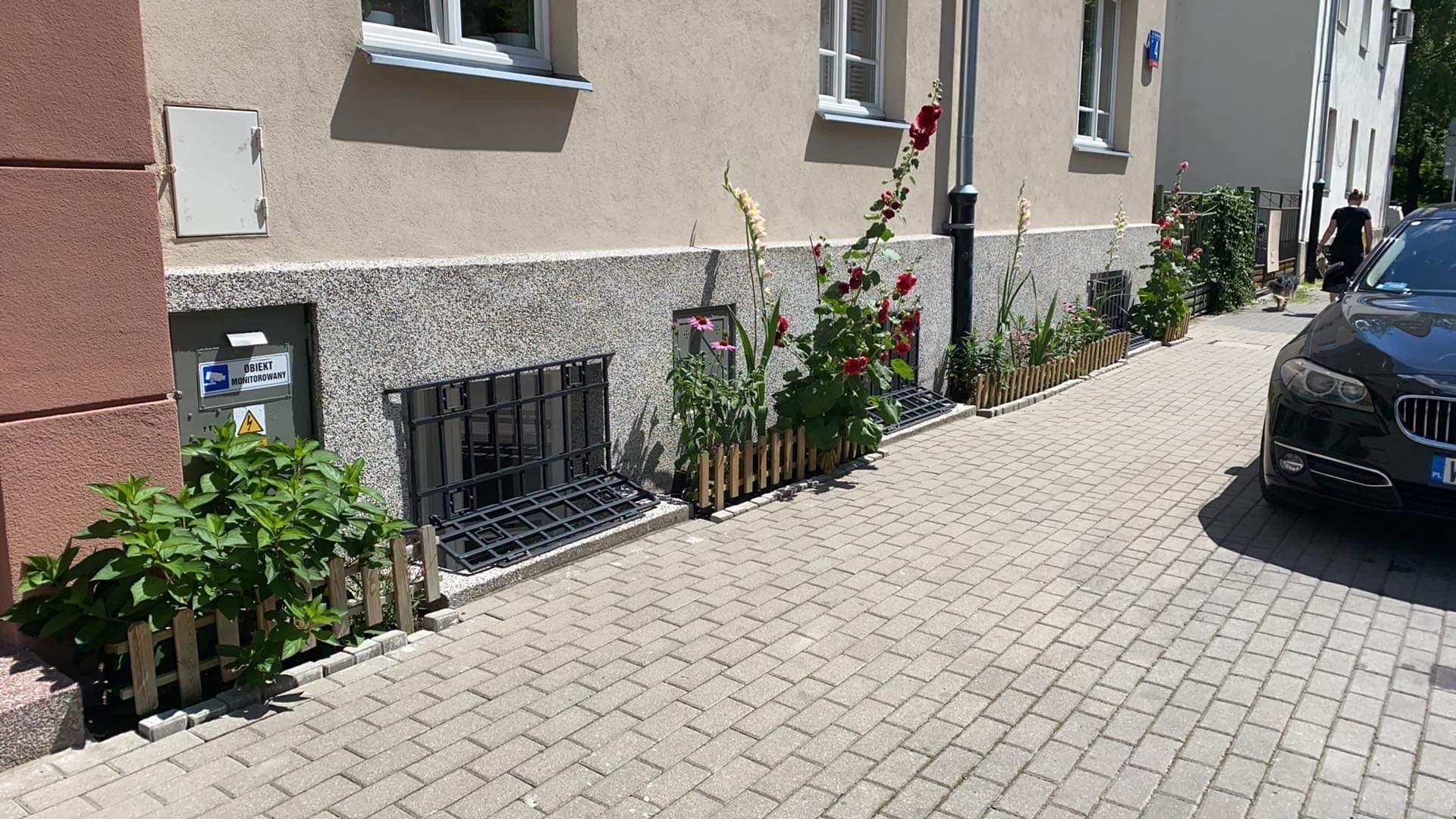 Rabaty kwiatowe na Mokotowie