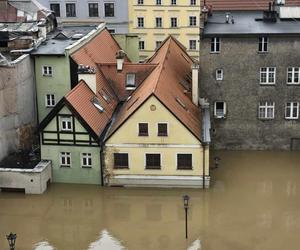 Tragiczna sytuacja w Kłodzku. Władze apelują: Ratujcie swoje życie!