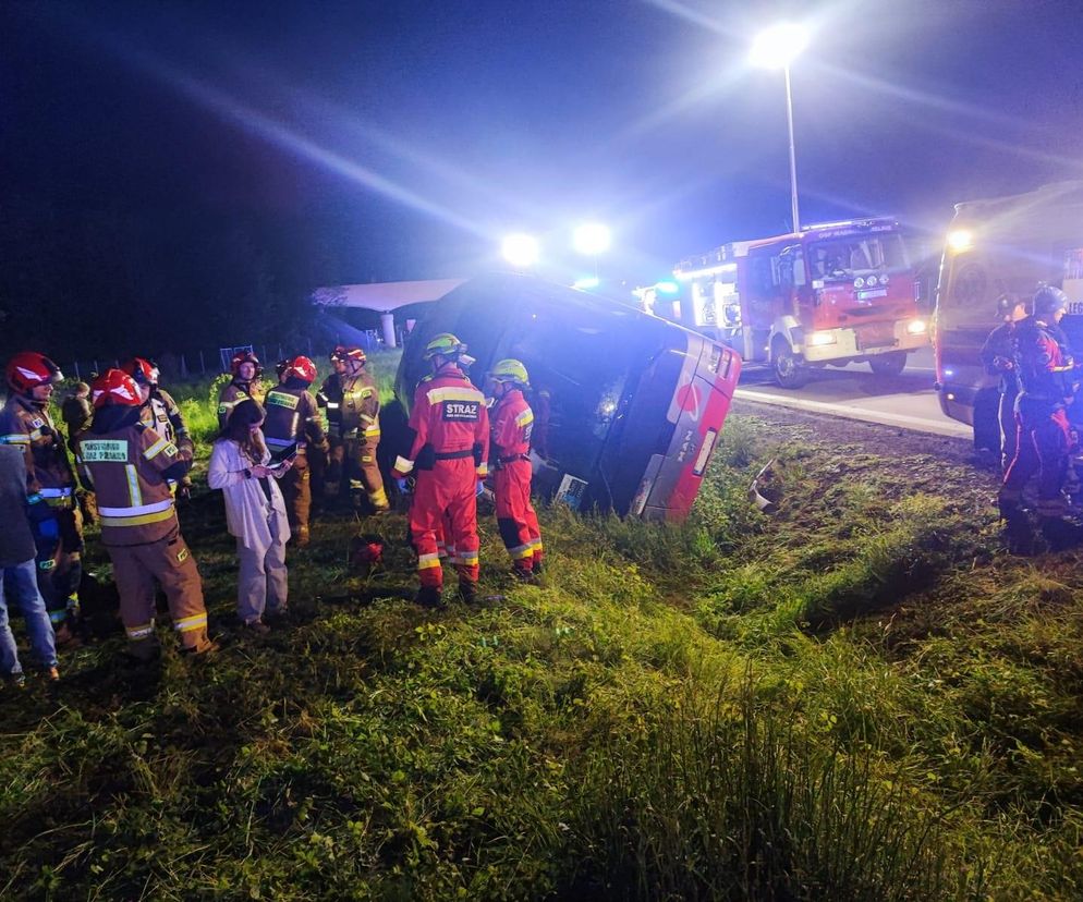 Wypadek autokaru wojskowego na A4. Wielka akcja służb ratunkowych [ZDJĘCIA]