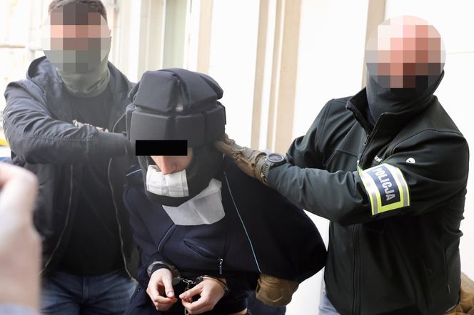 Atak na UW. Doprowadzenie 22-latka do prokuratury
