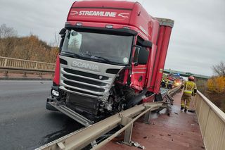 Wyszogród: Tragiczny wypadek na moście. Audi zmiażdżone przez Scanię. Kierowca nie miał szans