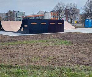 Skate Park Starachowice. Większość urządzeń już zamontowano