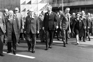 Fragment pochodu 1973. W pierwszym szeregu idą od lewej: NN, prof. Henryk Jabłoński, I sekretarz KC PZPR Edward Gierek, premier Piotr Jaroszewicz.