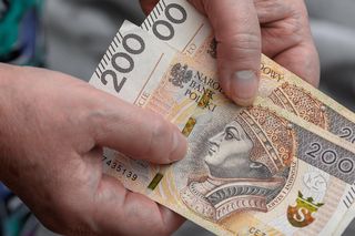 Skończyłeś 65 lat? Sprawdź, jakie dodatki do emerytury możesz otrzymać w 2025 roku