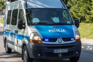 Dziecko uciekało, goniło je dwóch mężczyzn. Policjanci ruszyli na pomoc chłopcu, aresztowali poszukiwanego mężczyznę