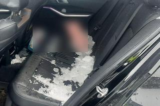 Kierowca auta został raniony bryłą lodu, która spadła z naczepy innego pojazdu