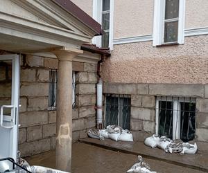 Strażacy z Warmii i Mazur pomagają powodzianom. Działania prowadzą m.in. w domu dziecka w Kłodzku [ZDJĘCIA]