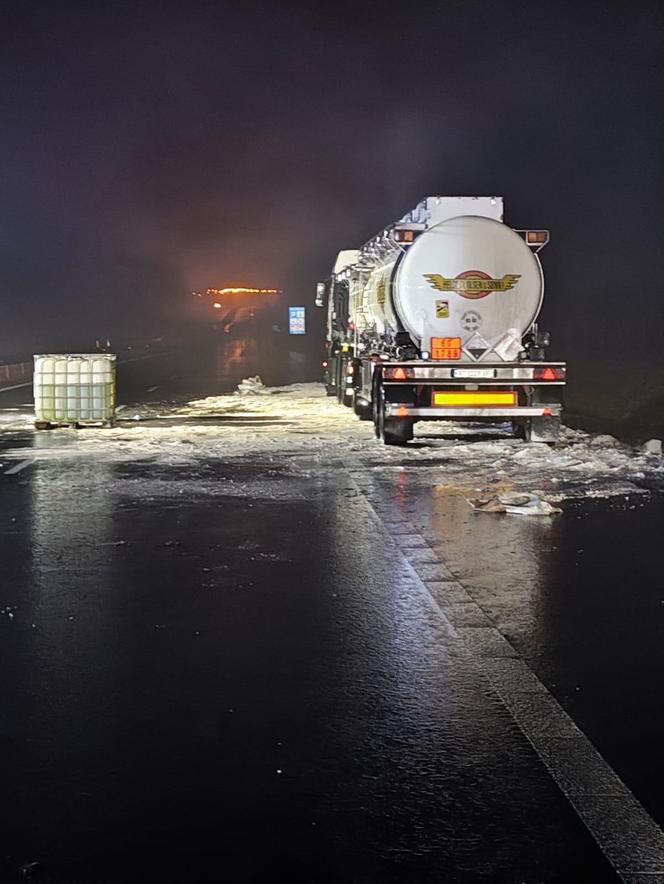 Autostrada A4 zablokowana po wycieku kwasu solnego