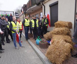 Protest rolników w Białymstoku. Siano i obornik przed biurem marszałka Hołowni