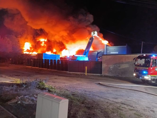 Pożar w Czeladzi. Płonie hala produkcyjna