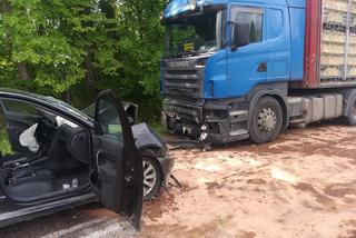 Tragiczny wypadek w Sterławkach Małych. Osobówka wjechała pod ciężarówkę [ZDJĘCIA]
