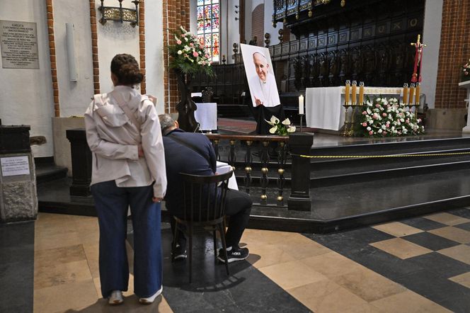 Warszawa żegna papieża Franciszka. Poruszające wpisy w Archikatedrze