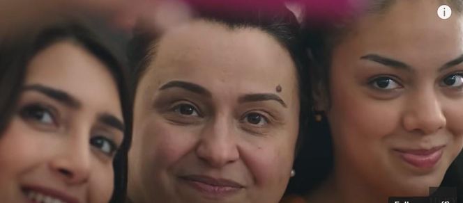 Wszystkie trzy zrobią sobie pamiątkowe zdjęcie. Yasemin wreszcie się uśmiechnie! 