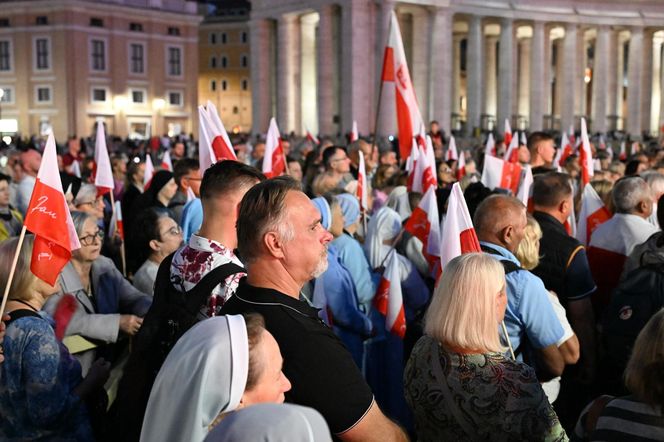 Zło dobrem zwyciężaj. Setki osób czuwały w Watykanie w rocznicę wyboru Jana Pawła II