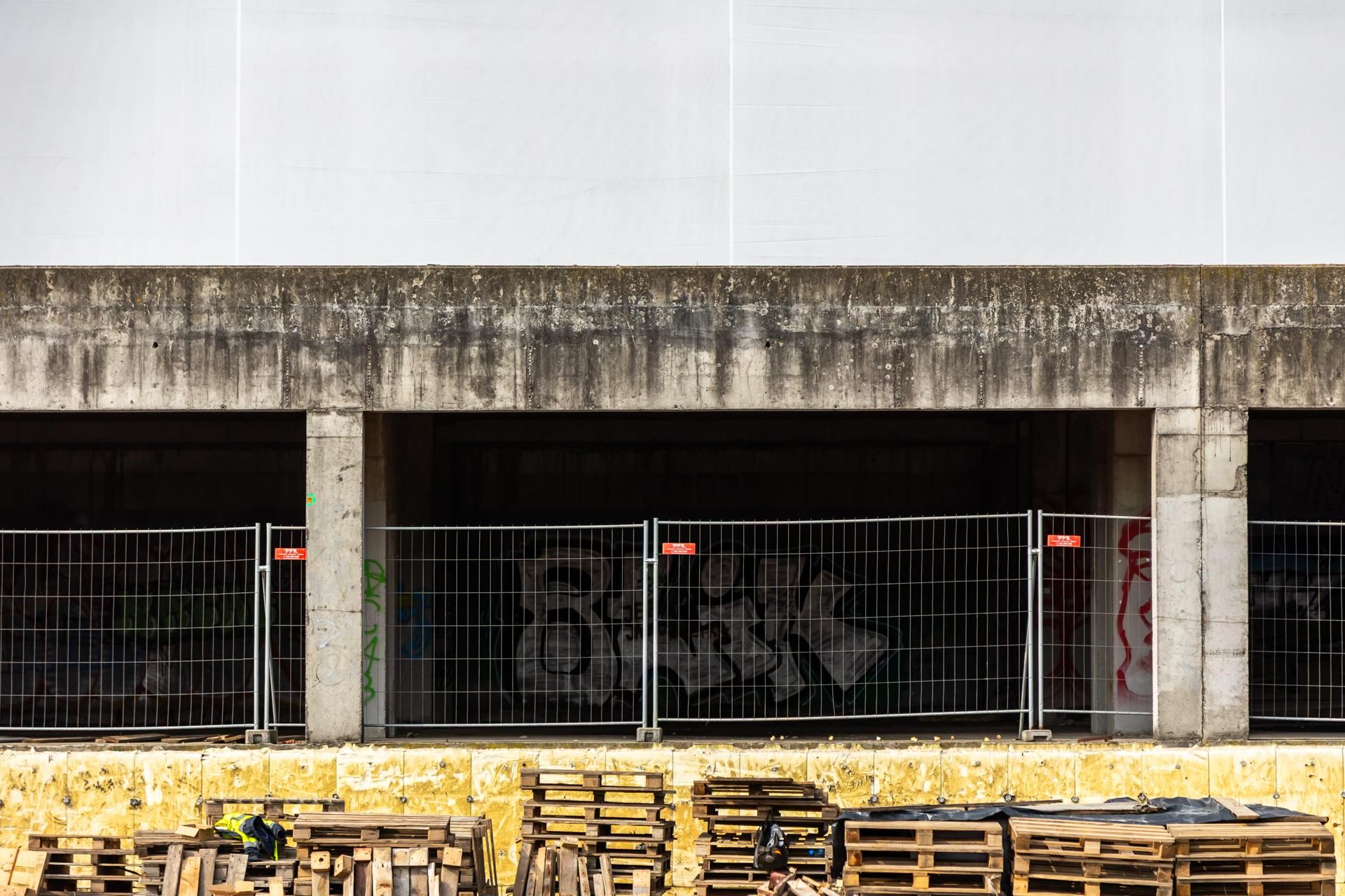 Szkieletor na rogu ulic Sobieskiego i Sikorskiego w Warszawie