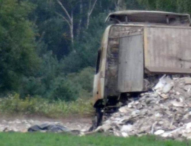 Tragedia w Mostówce. Zwęglone zwłoki mężczyzny przy wywrotce. Zerwała linię energetyczną