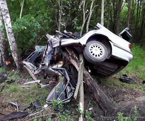 Łódź. Koszmarny wypadek 28-latka na ul. Frezjowej. Z BMW nic nie zostało 