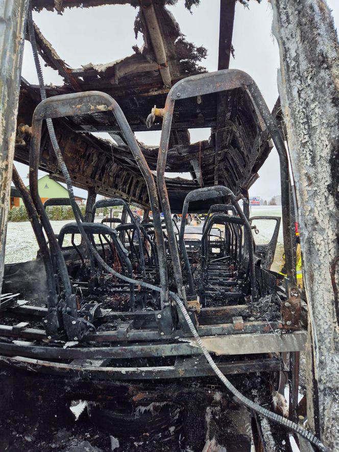 Bus spłonął doszczętnie pod Tarnowem. Podróżowało nim 25 osób