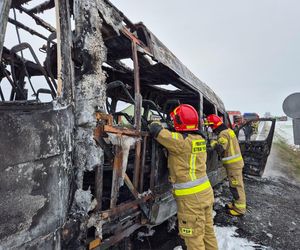 Bus spłonął doszczętnie pod Tarnowem. Podróżowało nim 25 osób