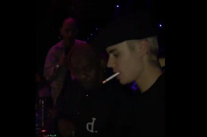 Justin Bieber pali papierosy