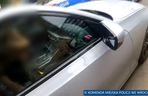 Wrocław. Policjanci rozbili szybę i siłą wyciągnęli 45-latkę z BMW. Nie chciała wysiąść [ZDJĘCIA].