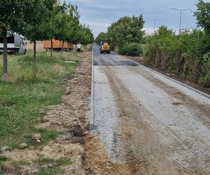 ​Na nowej ścieżce rowerowej w Lesznie już kładą asfalt [ZDJĘCIA]