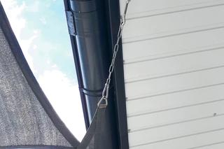 Żagiel mocowany do elementów budynku