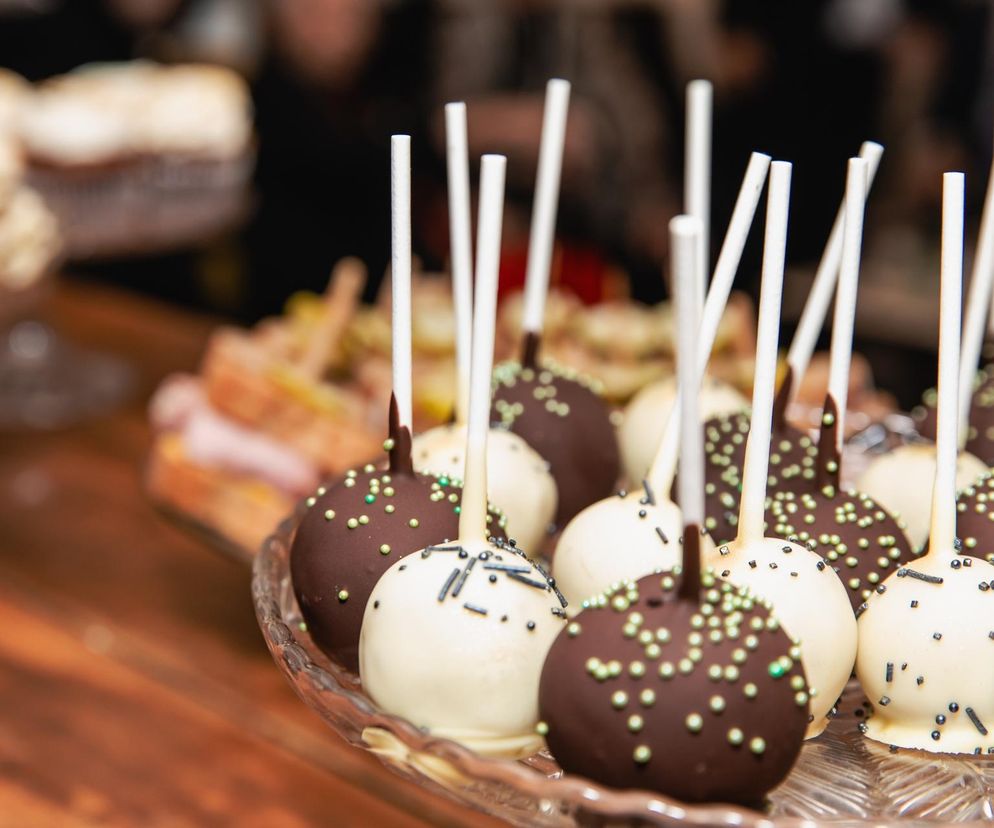 Cake popsy z przepisu Ewy Wachowicz. Goście będą się nimi zajadać